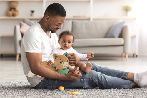 Baby Clementoni Elalvást segítő doromboló, szuszogó plüss cica