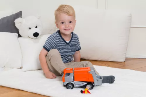 Kukás autó figurával 24 hó+ Lena