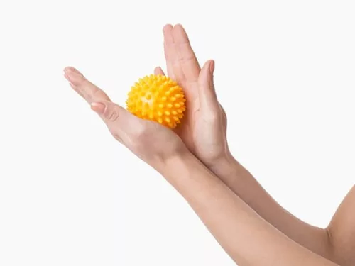 Tüskés masszírozó labda 5,4 cm – sárga, TULLO