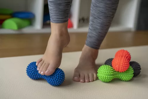 Tüskés rehabilitációs masszírozó duoball henger 15,5 cm – piros, Tullo