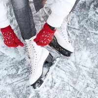 Téli sporteszközök : szánkó, hoki, korcsolya, snowboard, bob