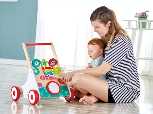 Zenélő járássegítő hangszerekkel 10 hó+ – Hape